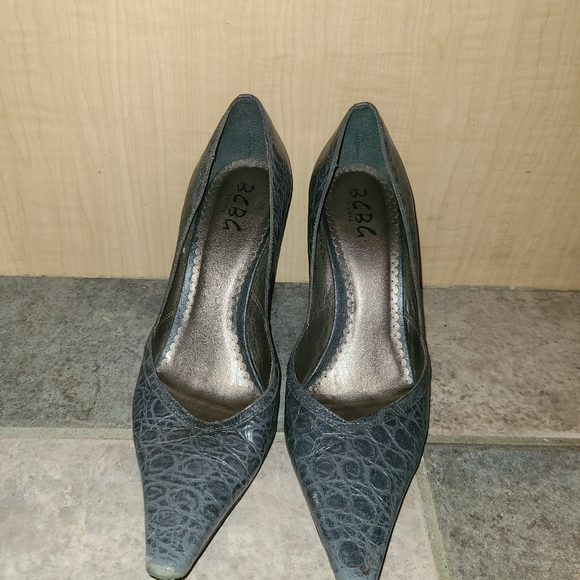7.5 BCBG Paris smokey blue snake skin pumps, vintage early 2000s city/work style - Picture 2 of 5
